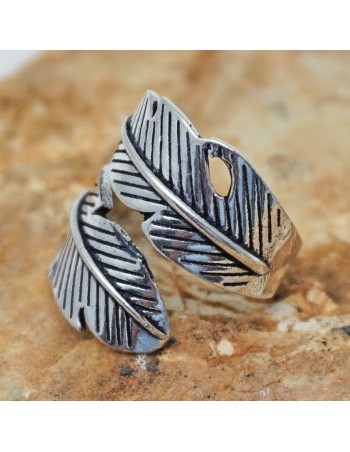 Anillo diseño pluma. Bisutería hippie.