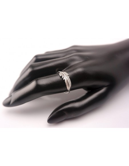 Anillo de plata diseño pluma.
