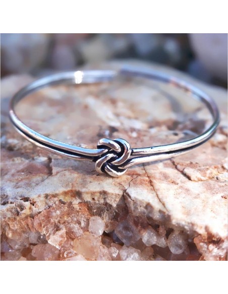 Pulsera plateada con lazo infinito.