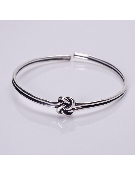 Pulsera plateada con lazo infinito.