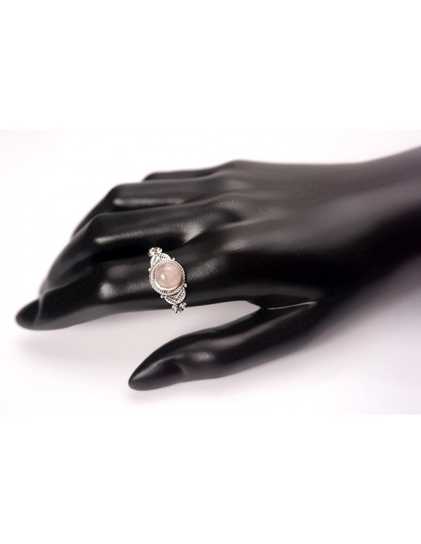 Anillo de plata con piedra cuarzo rosa. Plata de ley.