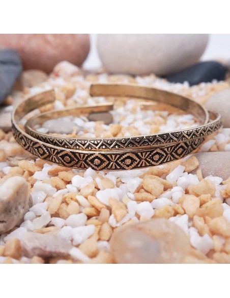 Pulseras de bronce artesanales hechas en India: elegancia y tradición