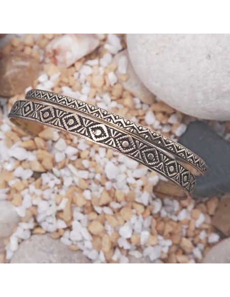 Pulseras de bronce artesanales hechas en India: elegancia y tradición