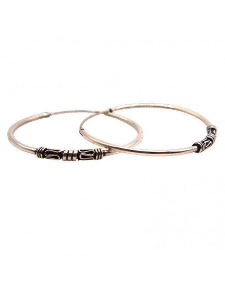 Elegantes aros de plata grandes, hechos de forma artesanal
