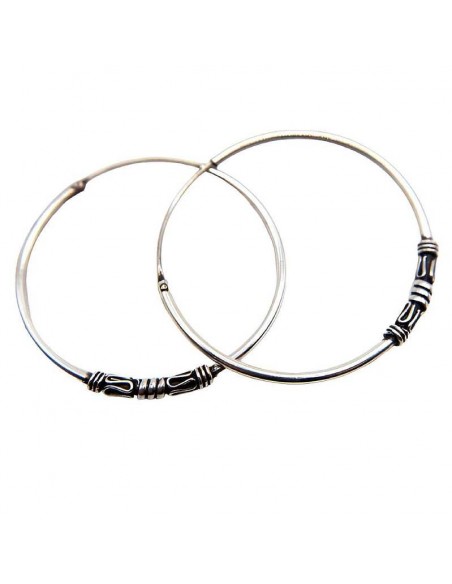 Elegantes aros de plata grandes, hechos de forma artesanal