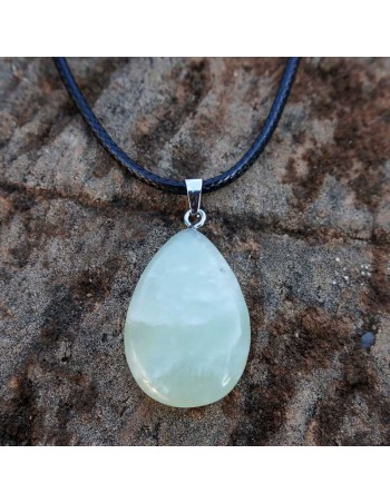 Colgante lágrima de jade verde: Un símbolo de elegancia y bienestar