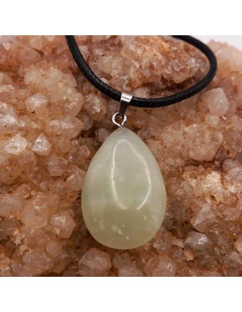 Colgante lágrima de jade verde: Un símbolo de elegancia y bienestar 2