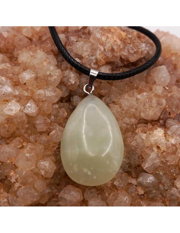 Colgante lágrima de jade verde: Un símbolo de elegancia y bienestar