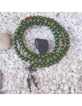 Este Japa Mala se transforma en una elegante pulsera de cuatro vueltas