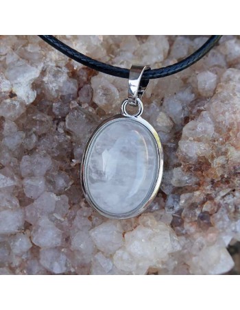 Colgante de cuarzo blanco engarzado en acero inoxidable