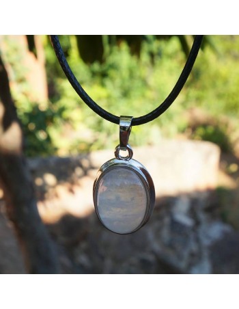 Colgante de cuarzo blanco engarzado en acero inoxidable 2