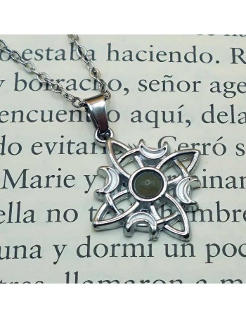 Colgante nudo de brujas en acero con cabujón de labradorita – Protección y armonía espiritual