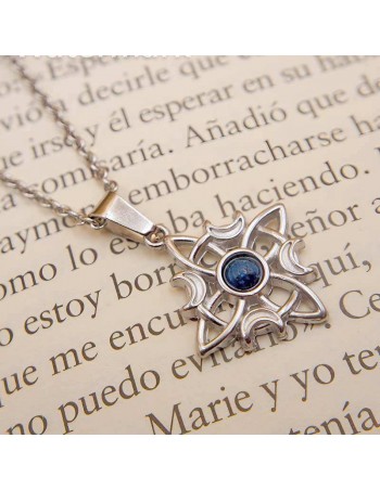 Colgante nudo de brujas en acero con cabujón de apatita – Protección y equilibrio espiritual