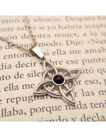 Colgante Nudo de Brujas en Acero con Ónix Negro – Protección y Elegancia en un Solo Amuleto