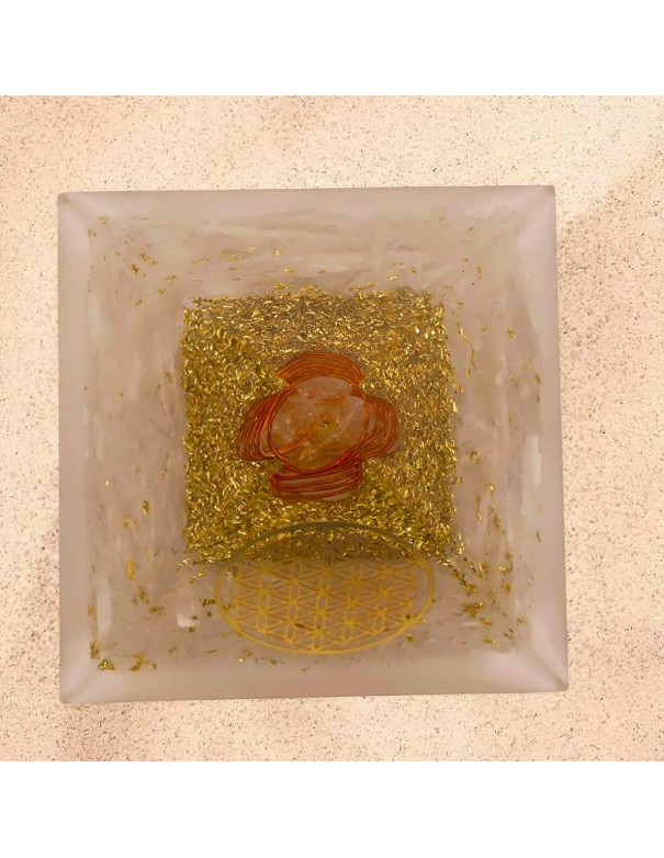 Pirámide de Orgonita con Selenita y Flor de la Vida: Energía y Armonía