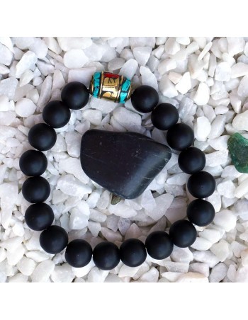 Pulsera de Piedra Shaligram con Dije Tibetano – Protección y Energía Positiva