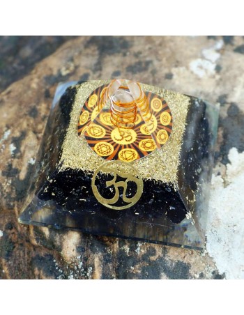 Pirámide Orgonita con Turmalina Negra, Símbolo OM y Chakras 2