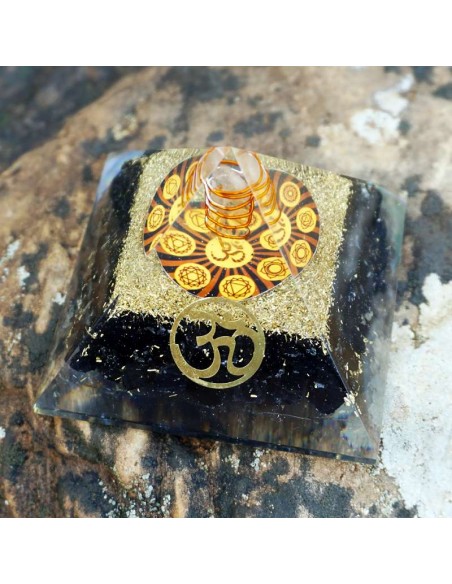 Pirámide Orgonita con Turmalina Negra, Símbolo OM y Chakras – Protección energética