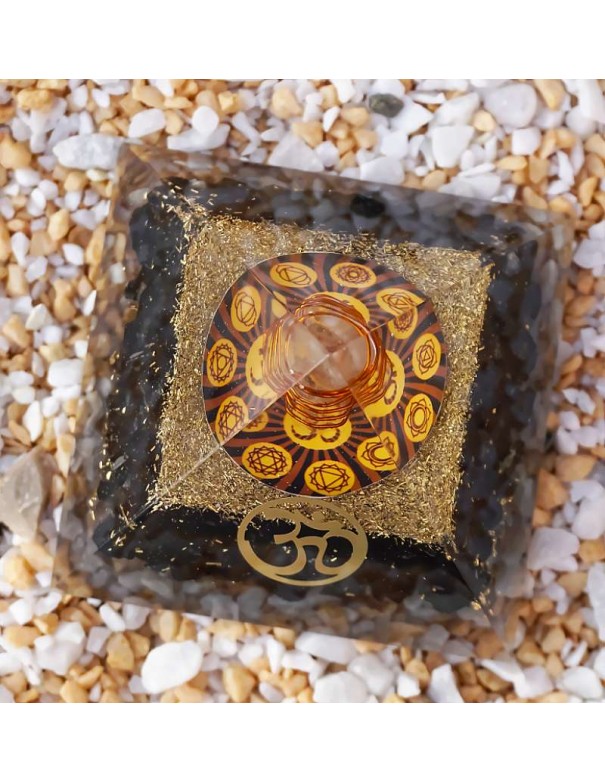 Pirámide Orgonita con Turmalina Negra, Símbolo OM y Chakras – Protección energética