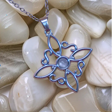 Colgante Nudo de Brujas en Acero con Piedra de Luna – Equilibrio, Intuición y Protección