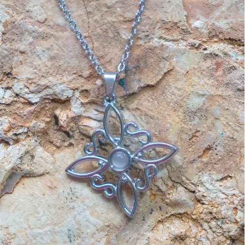 Colgante Nudo de Brujas en Acero con Piedra de Luna – Equilibrio, Intuición y Protección