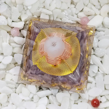 Pirámide de Orgonita con Amatista, Punta de Cuarzo Blanco y Oro 2