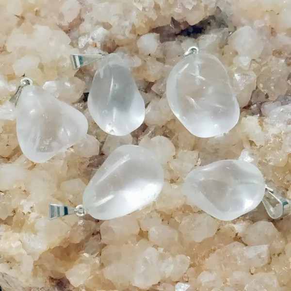 Colgante de Cristal de Roca – Claridad, Energía y Pureza