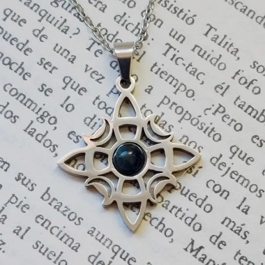Colgante nudo de brujas en acero con cabujón de labradorita.