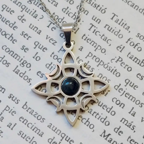 Colgante nudo de brujas en acero con cabujón de labradorita.