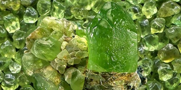Peridoto: La gema que fortalece la autoestima