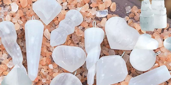 Cómo Usar la Selenita con Incienso: Un Ritual Poderoso de Purificación