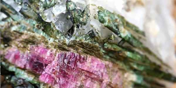 Turmalina: Descubre los beneficios y propiedades de esta piedra preciosa para la joyería y la terapia